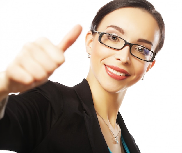 Mujer sonriente caucásica con gafas