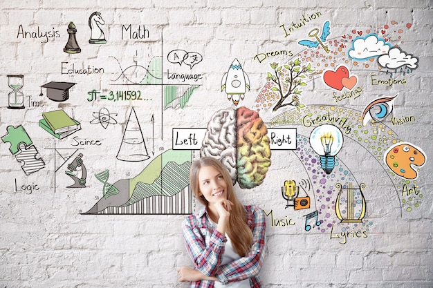 Foto mujer sonriente, con, cerebro, bosquejo