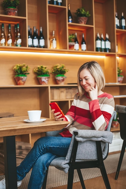 Mujer sonriente charlando con teléfono móvil