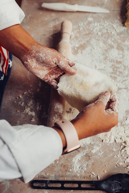 Foto mujer sonriente en la cocina con lindo perro maltés blanco