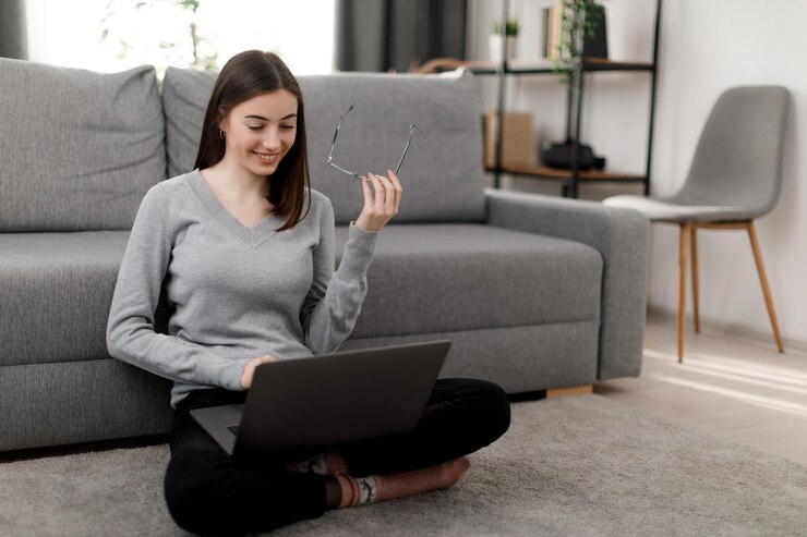 mujer sonriente, con, computador portatil, en, piso