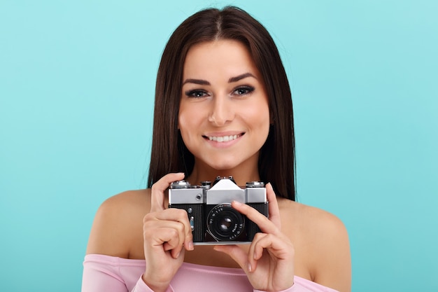 mujer sonriente, contra, fondo azul