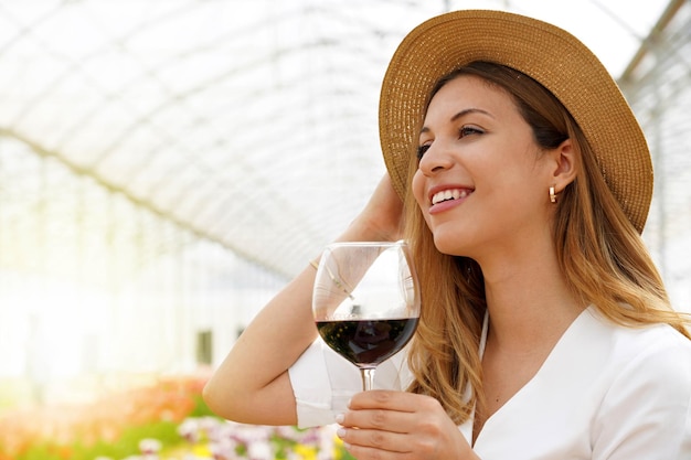 Foto mujer sonriente con una copa de vino