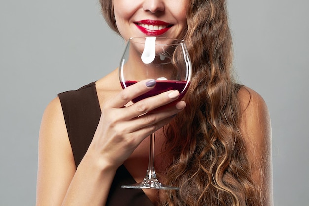 Mujer sonriente con copa de vino