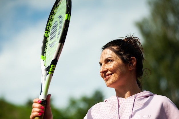 Mujer sonriente en la corte de tenis