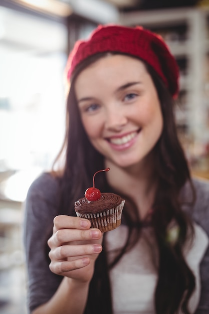 mujer sonriente con cupcake