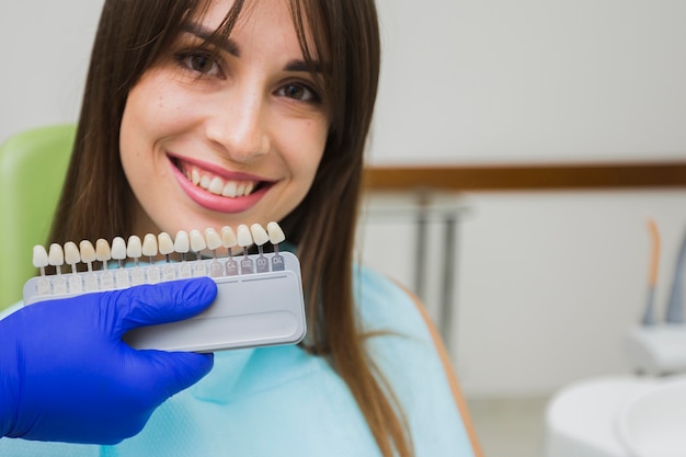 Mujer sonriente en el dentista