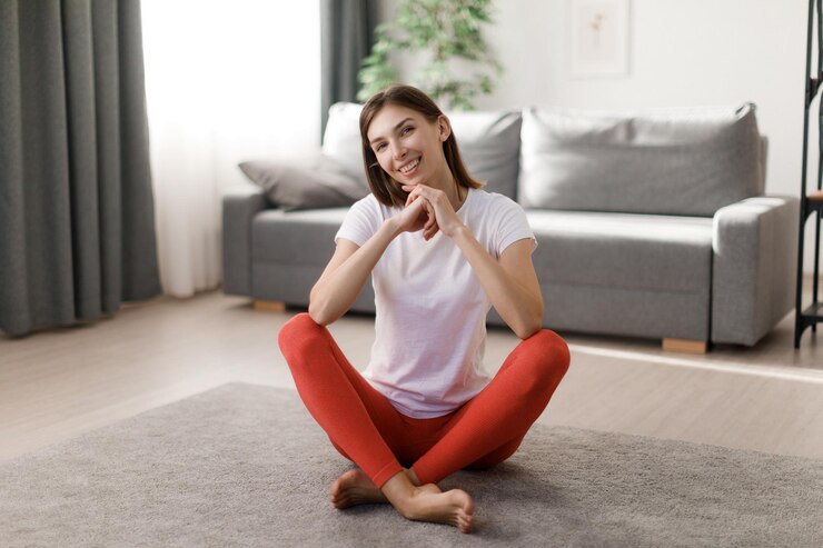 Mujer sonriente descansando durante el deporte