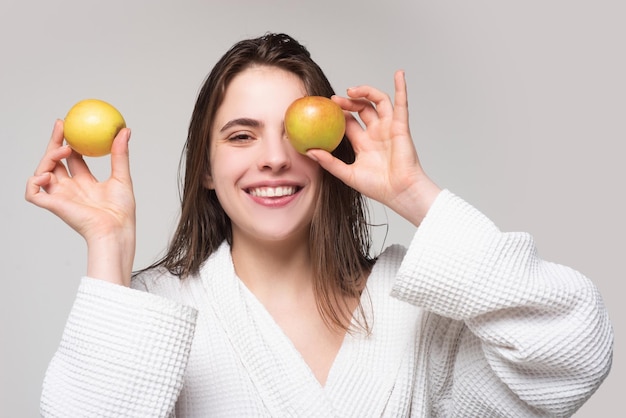 Mujer sonriente con dientes sanos sosteniendo estudio de manzana retrato aislado dieta o coche de salud dental