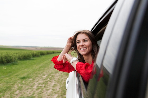 Mujer sonriente, equitación, coche