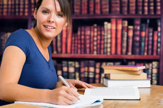 Mujer sonriente y escribir