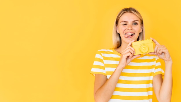 Mujer sonriente con espacio de copia