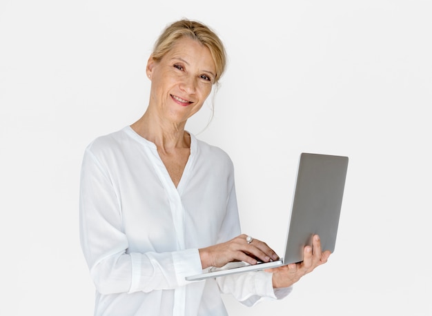 Mujer sonriente felicidad portátil conexión trabajo