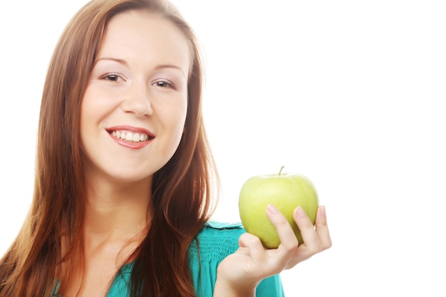 Mujer sonriente feliz con manzana aislado en blanco