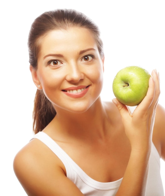 Mujer sonriente feliz con manzana verde