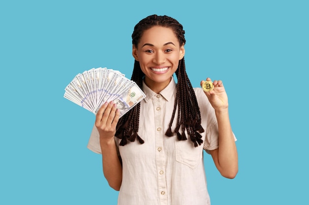 Mujer sonriente feliz mostrando bitcoin y gran fanático de la moneda criptográfica de comercio electrónico de dinero