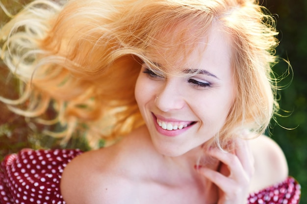 Mujer sonriente feliz en un parque