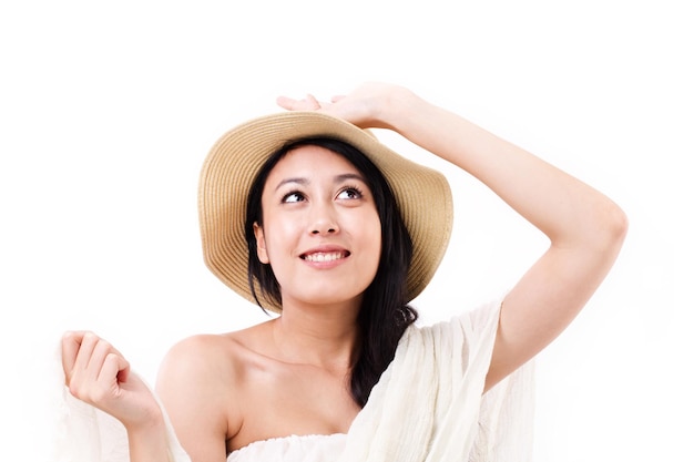 Mujer sonriente feliz relajada mirando hacia el espacio en blanco