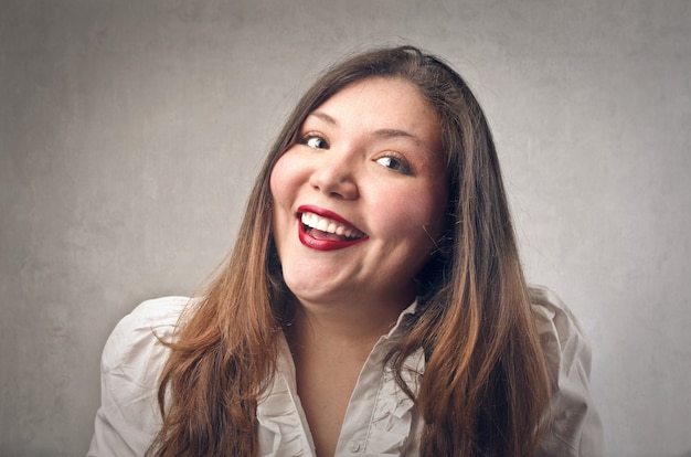 Mujer sonriente feliz