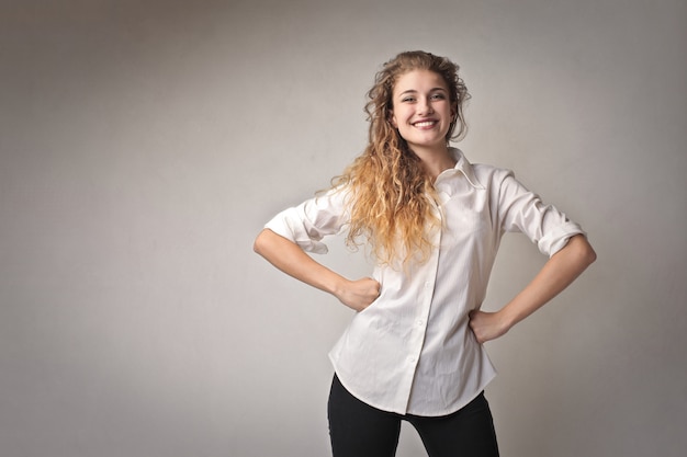 Mujer sonriente feliz