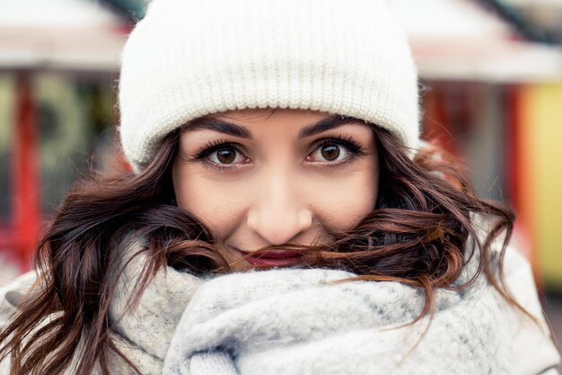 Mujer sonriente en la feria de invierno