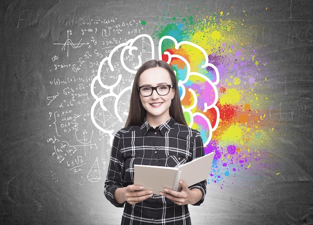 Foto mujer sonriente con gafas cerebro de libro de copia