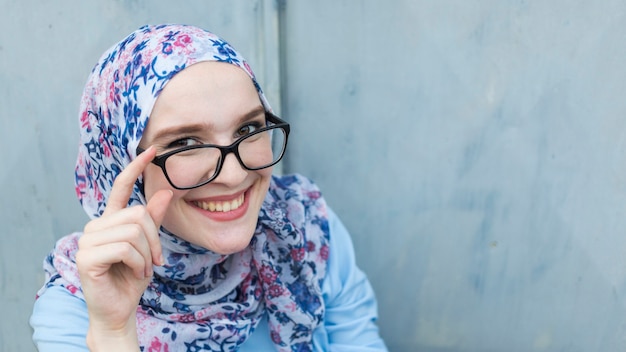 Foto mujer sonriente con gafas y hijab