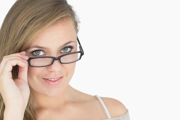 Mujer sonriente con gafas