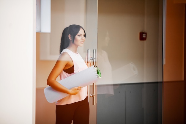 mujer sonriente, en, gimnasio