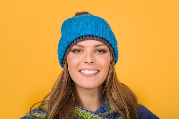 Mujer sonriente con gorro de abrigo ropa de otoño traje de invierno humor diferentes emociones conjunto de emoticonos sentimiento