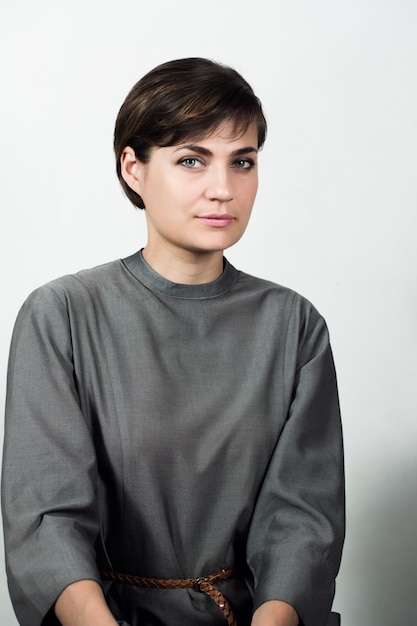 Foto mujer sonriente en gris