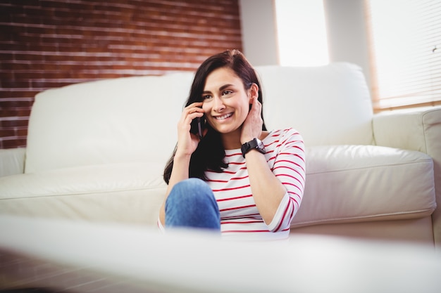 Foto mujer sonriente hablando por teléfono