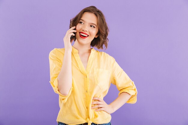 Mujer sonriente hablando por teléfono