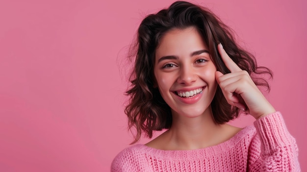 Foto una mujer sonriente haciendo una señal de paz