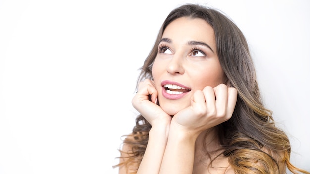 Mujer sonriente hermosa del retrato con los dientes sanos blancos.