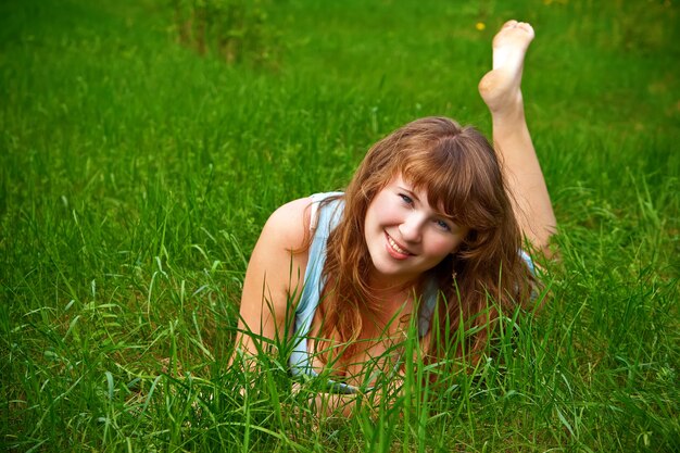 Mujer sonriente en una hierba