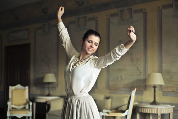 Mujer sonriente en un interior elegante