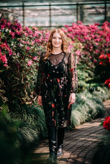 Mujer sonriente en el jardín botánico