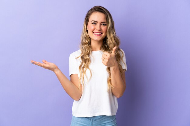 Mujer sonriente joven aislada en púrpura