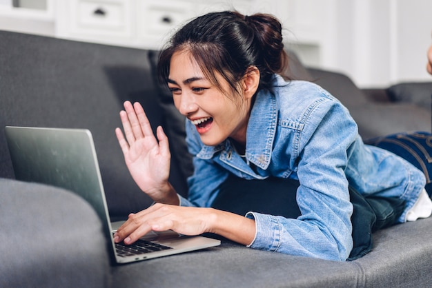 Mujer sonriente joven haciendo videoconferencia en casa