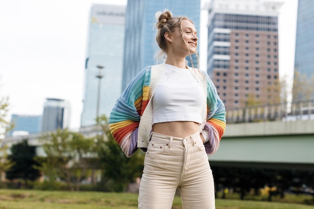 Mujer sonriente joven en el parque cerca del centro