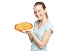 Foto mujer sonriente joven con pizza, aislado en blanco
