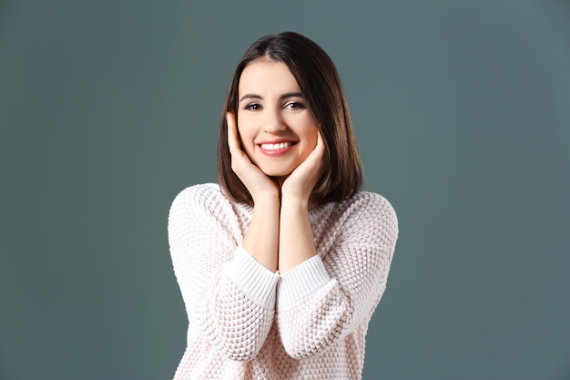 Mujer sonriente joven sobre fondo de color