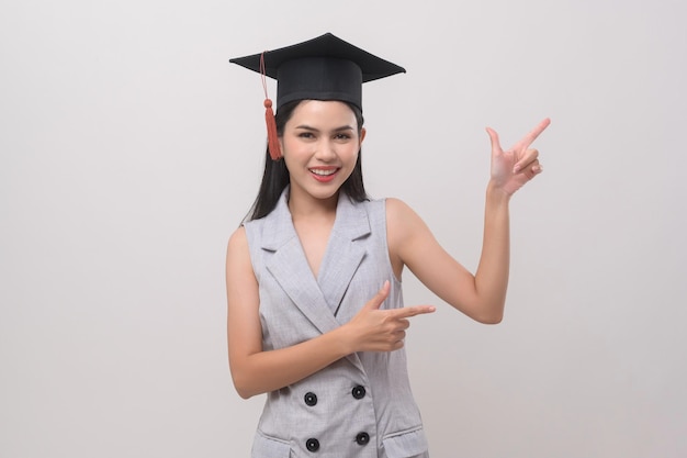 Mujer sonriente joven con sombrero de graduación educación y concepto universitariox9