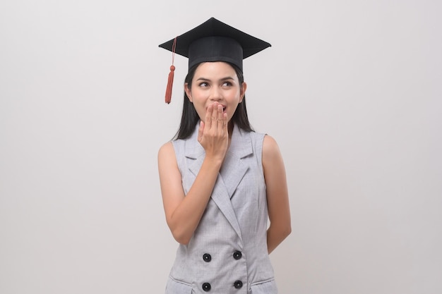 Mujer sonriente joven con sombrero de graduación educación y concepto universitariox9