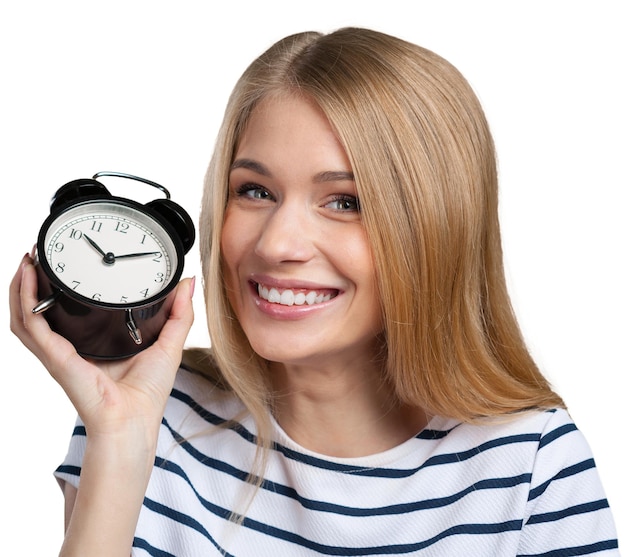 La mujer sonriente joven sostiene el reloj negro