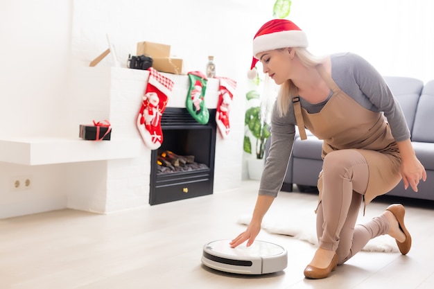 Mujer sonriente limpieza de casa antes de Navidad