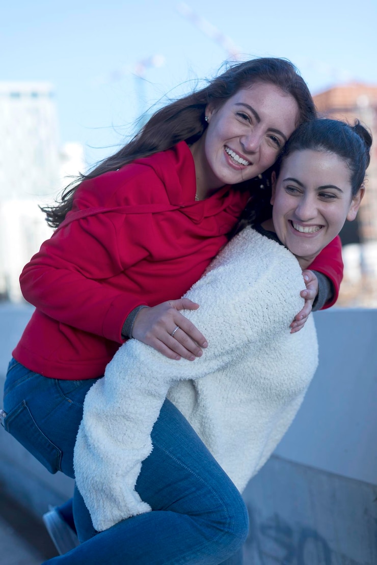 Foto mujer sonriente llevando a un amigo en la ciudad