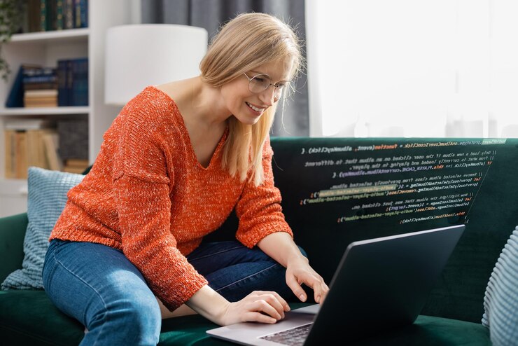 Foto mujer sonriente madura está codificando usando