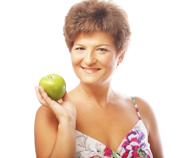 Foto mujer sonriente madura con manzana verde